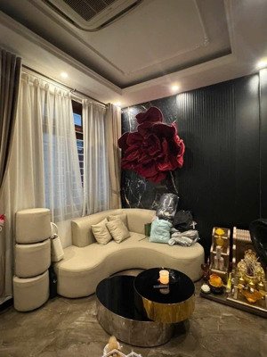 nhà cực hiếm ở ngay - 30m ra hồ 1 bồ đề - 36m2 5 tầng mt 4m chủ thiện chí giá 8,7 tỷ .