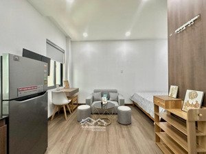 studio mới có 2 cửa sổ lớn , đầy đủ nội thất tone màu gỗ sang xịn gần lê thánh tôn , quận 1