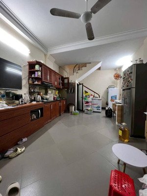 phúc xá, ba đình
dt sử dụng 30m, 4 tầng, mt 3,8m
cách oto tránh 30m
giá chào 5tỷ950 1 phòng khách