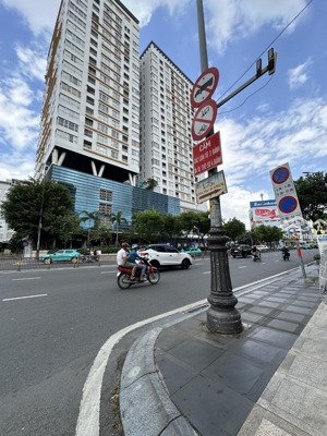 nhà hxh - gần công viên - sân bay - cao thắng - thông nguyễn văn trỗi - 42m2 - 5tầng - chỉ 7,8 tỷ