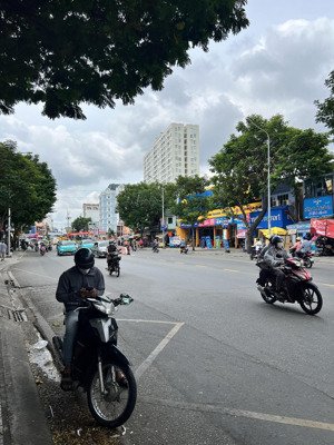 4 x 12 mặt tiền kinh doanh - đối diện cv đầm sen - vỉa hè rộng.