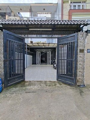 nhà lầu hoàn công sân xe hơi gần nhà thờ dĩ an giá 5 tỷ 550 triệu