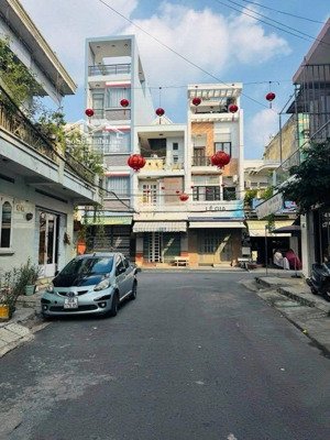 8 tỷ 900 thương lượng, nhà 4 tầng mặt tiền khu dân cư, diện tích : ngan 4 mét - dài 12 mét.