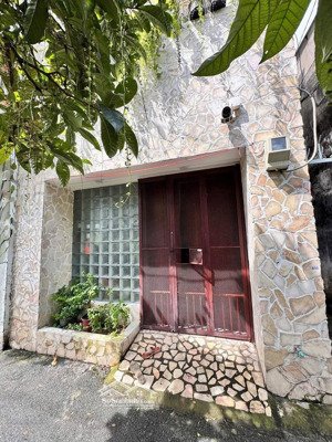 đường số 10, quận 2- giá: 6,36tỷ/ ngang 5,5m x dài 17,5m. sổ sẵn hoàn công đầy đủ