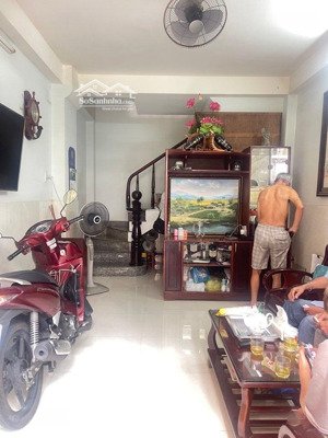 quận 1- mặt tiền đường 6m xe tải quay đầu - trệt 3 lầu- sân thượng khu buôn bán sầm uất - vip hiếm