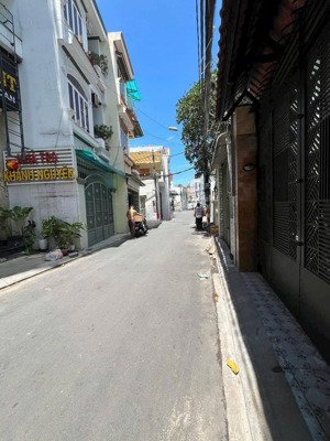 50 m2 ,2 tầng ngay gigamall hiệp bình chánh nhỉnh 5 đồng. nhà đẹp hoàn công ngay khu bên sông.