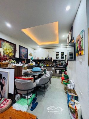 siêu phẩm nguyễn sơn- nhà đẹp ở ngay full nội thất- ô tô đỗ cửa - cách 50m ra mặt phố nguyễn sơn