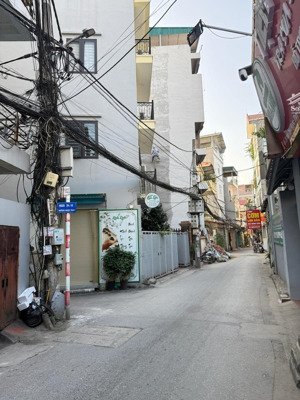 bán đất tặng nhà 5t chủ xây chắc chắn vẫn còn đẹp, ngõ thoáng, ô tô đỗ cửa, gần trường, chợ