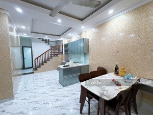 cho thuê nhà nguyên căn ngọc lâm 67m2 3t , 3pn full nội thất, an ninh tốt, giá 8 triệu