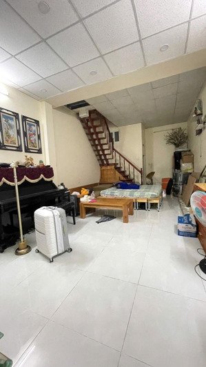 mặt tiền sầm uất- ngang 8m- chia 2 căn đang dòng tiền 60tr/tháng- không lộ giới