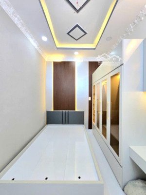 nhà phố mt kinh doanh hẻm ô tô trung tâm nhà bè