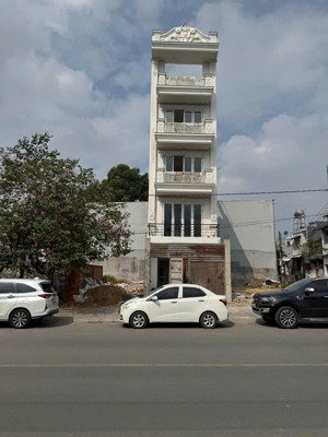 chính chủ cần bán nhà mt trệt 4 lầu hai bà trưng, đông hoà,dĩ an. full nội thất.dt 93m.ngang 5x18m.