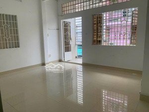 nhà mặt tiền hẻm 4m , ngang 4.1 dài 9 nở hậu , quận 4 chỉ 4.3 tỷ.