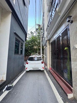 cạnh nhổn nhà 5 tầng đẹp ô tô đỗ cửa ngõ thông tứ tung
giá chỉ 5.x tỷ hàng hiếm khu vực