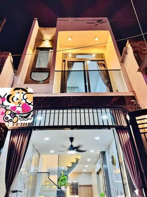 dì tôi bán nhà đường 5,5m nguyễn văn thương-bình thanh. chỉ 2tỷ8/67,2m2 gần ga tân cảng, thuê 16tr