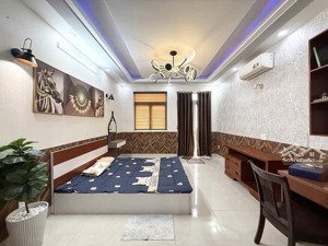 nhà gò vấp - giá 9.5 tỷ - 4m x 15m - đường 7m thông - ô tô đậu trước nhà.