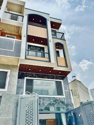 tìm chủ cho căn nhà đường 6,8m huỳnh tịnh của -q.3. cho thuê 27tr,giá 4tỷ550/83m2, gần chợ tân định