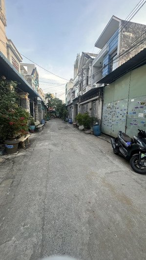 bán nhà hoàn công trệt lầu sau lưng siêu thị go dĩ an gần đường hai bà trưng - đường ôtô - giá tốt