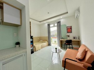 phòng mới xây - ban công riêng - sẵn nội thất - xa lộ hà nội - khu cnc