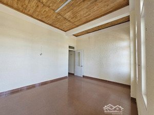 cho thuê nhà nguyên căn phường 8 . kinh doanh kho bông, văn phòng. uyên 