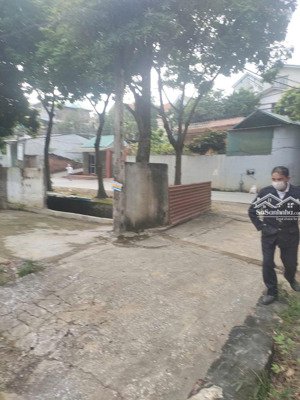 cần bán gấp mảnh hơn 900m tại trung tâm thị trấn chúc sơn làm nghỉ dưỡng hay kinh doanh đều ok