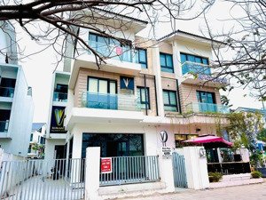 cho thuê vp tầng 3 tại căn biệt thự 180m2 kđt dương nội, mặt đường lê quang đạo kéo dài. đầy đủ đồ