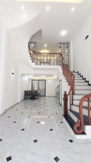 cc bán nhà yên kiện ngọc hồi 40m x 4,5 tầng full công năng 6,15 tỉ 