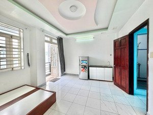 phòng ban công, gần emart và cđ fpt