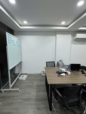 cho thuê hxh mbkd tầng trệt toà nhà lý chính thắng p9, q3, dtsd 40m2, giá 11tr/tháng.