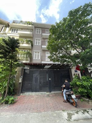 cho thuê liền kề trung văn vinaconext 3,dt 100m2,5 tầng nhà đẹp làm văn phòng,giá 33tr/th vào luôn