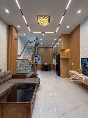 bán nhà 3 tầng mới tinh ngay núi thành, sát đh đông á, kiến trúc, 90m2 ngang 4,5m, full nội thất