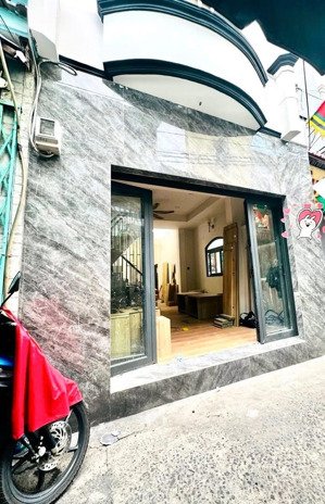 nhà 2 mặt tiền đoàn văn bơ, khu vực kinh doanh sầm uất, trung tâm