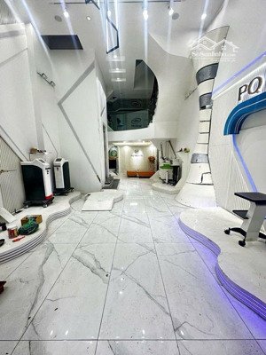 vị trí đẹp đắc địa chính chủ gửi bán dt 55 m2 giá 18 tỷ ô tô đỏ vĩ hè . ngũ trong nhà