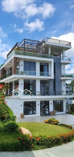 chính chủ bán căn biệt thự sân vườn 4 tầng view biển đẹp gần 800m2 tại trung tâm hà phong, hạ long.