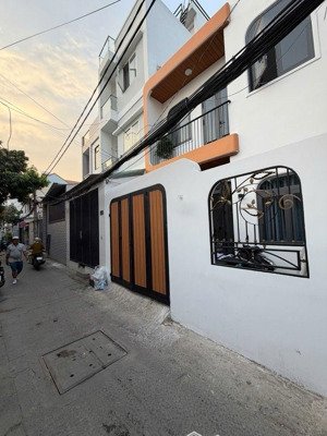 nhà mới 2 lầu hẻm 4m huỳnh tấn phát phường phú thuận quận 7 dt 75m ( 6mx 13) chỉ 7,2 tỷ