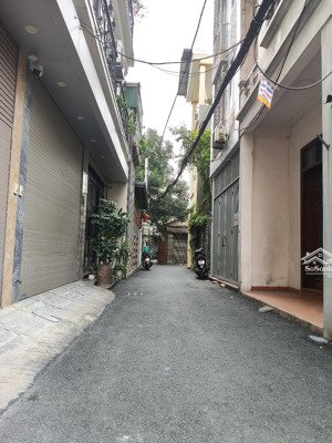 cc bán 65m2 đất ngõ 564 nguyễn văn cừ, đường thông, oto ngủ trong đất. mt rộng 5.5m. 