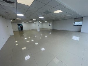 văn phòng hạng b, mặt phố hoàng quốc việt, 200m2 35tr, 110m2 23tr