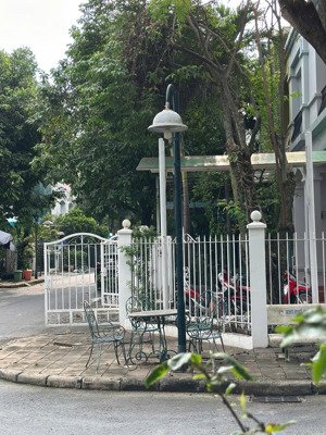cho thuê biệt thự phú mỹ hưng khu compound, nhà đẹp căn góc, cạnh công viên, 9m x18m, sân vườn, 4pn