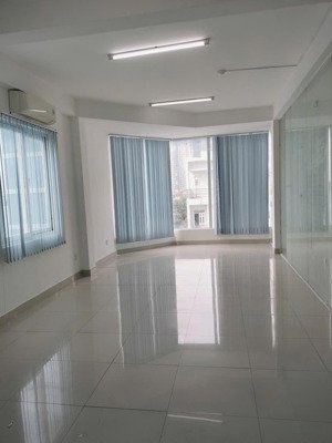 văn phòng 40m2 mặt tiền lý phục man, free phí ql, nước