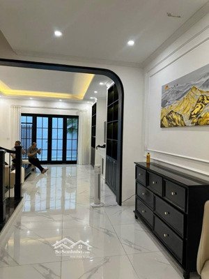 tây hồ - cách mặt phố vài bước chân ra phố - ô tô đỗ cửa - sân riêng - hiế.m - giá tốt vị trí: v