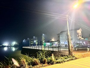 bán đất ven hồ vị trí đẹp, tiềm năng sinh lời cao.
mảnh đất nằm ngay mặt hồ, view thoáng mát