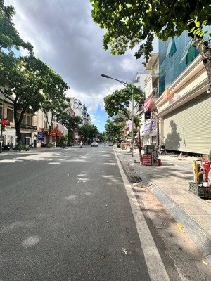 phố huế nhà diện tích rộng mặt tiền siêu khủng, vị trí siêu đắc địa. xây toà văn phòng đẹp đẳng cấp