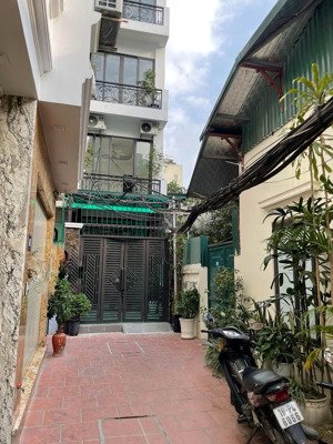 vip cầu giấy -nhà đẹp long lanh-lô góc -trước nhà rộng thoáng -full nội thất