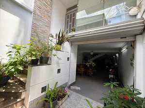 nhà hẻm nhựa có cổng an ninh lê quang định xe hơi ngủ trong nhà 6 phòng khu sang bình thạnh