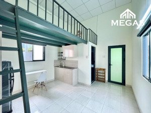 phòng trống, cửa sổ trời đón nắng, gần ngã tư bảy hiền