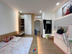 nhà sát mặt tiền đường phạm hùng