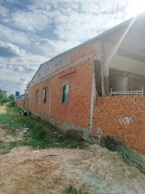 cần bán miếng thổ cư ngang 6m, kế bên nhà dân cần tiền bán gấp 355m2/690tr, shr