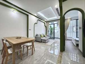 cho thuê căn hộ 2pn 2wc ban công 80m2 chỉ vài phút di chuyển ra sân bay tsn