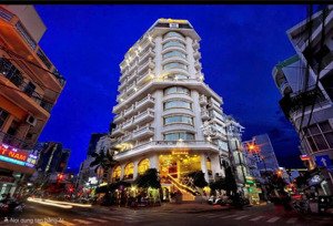 cho thuê khách sạn 2 mặt tiền - chợ đầm - nha trang - cách biển 300m