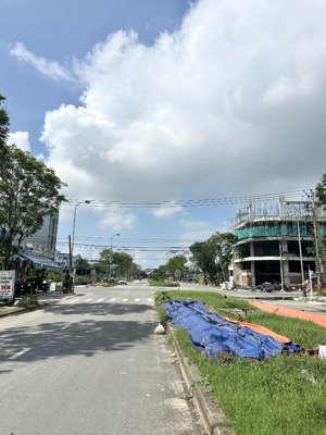vị trí vàng biển sơn trà: lô góc 2 mt nguyễn huy chương, cách biển vài bước chân. 258m2 giá 55 tỷ